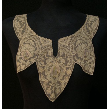 Cuello de encaje antiguo de Rumanía 50 x 26 cm #A0701