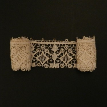 Tira de encaje antiguo, trabajo de España 109 x 5 cm #A1951