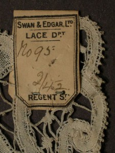 Aplicación de encaje antiguo Swan & Edgar, Inglaterra 20 x 32,5 cm #A0202