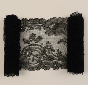Cravate en dentelle ancienne de Chantilly 144,5 x 14 cm #A0606