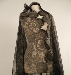 Mantilla de encaje antiguo de Chantilly (Francia) 256 x 130 cm #A1102