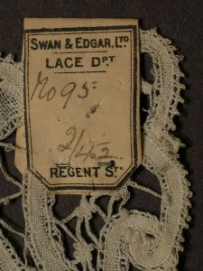 Application en dentelle ancienne confectionnée par Swan & Edgar, Angleterre 20 x 32,5 cm #A0202 
