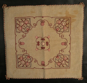 Almohadón Modernista, Reino Unido, c. 1870-1900; 58 x 55 cm #C0301